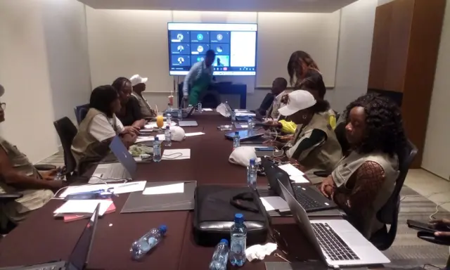 Des membres de la SYMOCEL en observation