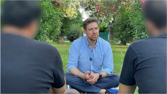 ناجيان من قارب الموت يتحدثان إلى صحفي البي بي سي