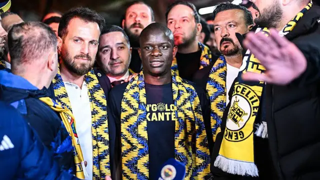 N'Golo Kante ortada, etrafında fenerbahçeli yöneticiler var, havalimanındaki karşılamadan bir kare 