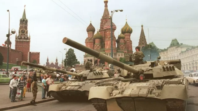 1991-жылы 19-августта Өзгөчө кырдаал боюнча мамлекеттик комитет деп атыккан түзүм (ГКЧП) Михаил Горбачевду бийликтен четтетүүгө аракет кылышкан 