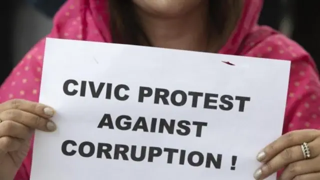 भ्रष्टाचारविरुद्ध आयोजित एउटा प्रदर्शनमा सहभागी एक महिला