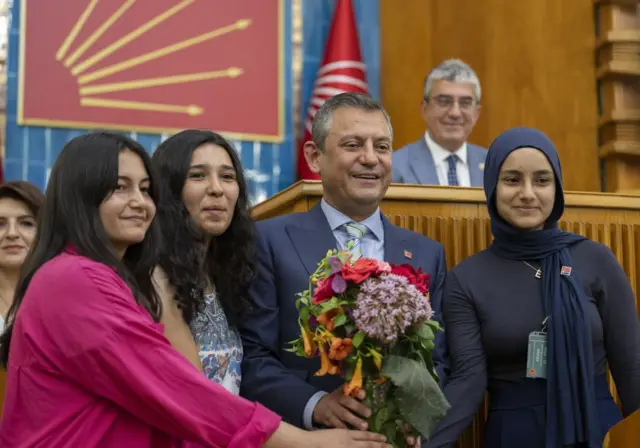 chp genel başkanı özel ve 3 kadın 