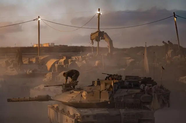 İsrail tankı ve üzerinde bir asker 