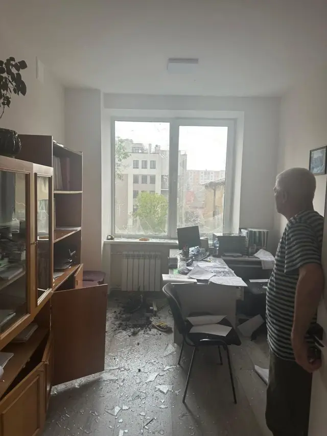 Вибиті вікна в кабінеті