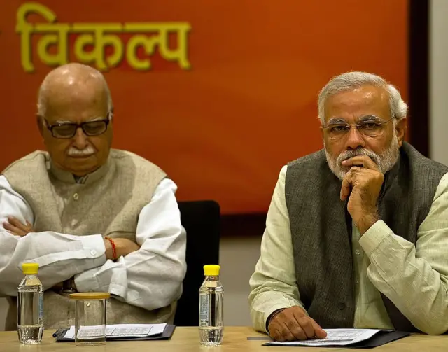 ২০১৩তে বিজেপির প্রধানমন্ত্রী প্রার্থী ঘোষিত হওয়ার পর দলীয় একটি বৈঠকে নরেন্দ্র মোদী। পাশে বসা লালকৃষ্ণ আডভানি