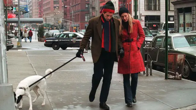 Нью-Йорк, США, 24.01.1997. Джон Джон Кеннеді та його дружина Керолін зі своїм собакою.