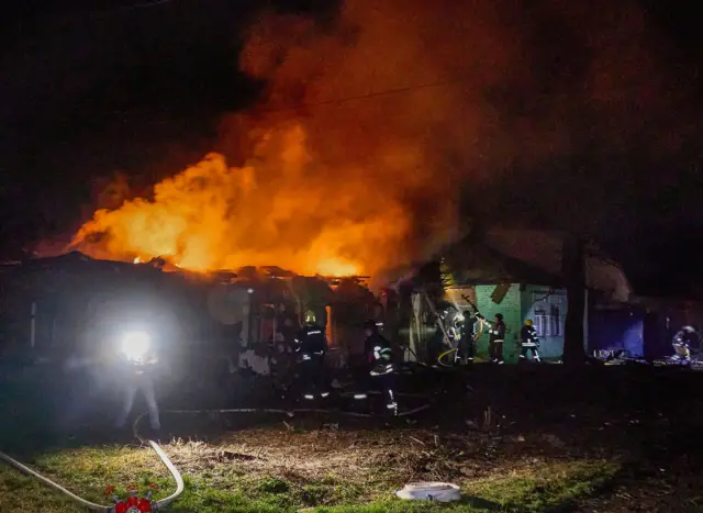 شعلهٔ آتش در حال زبانه کشیدن است و آتش‌نشانان تلاش دارند آن را خاموش کنند.
خارکیف، اوکراین. 