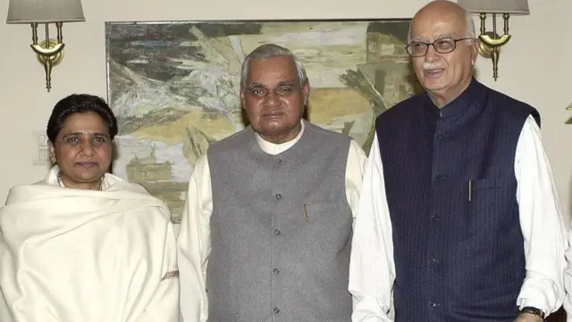 தேர்தலில் தனித்துப் போட்டியிட்டு பாஜகவுக்கு உதவுகிறாரா மாயாவதி?