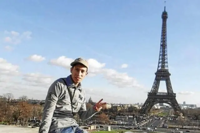 Olguin, devant la Tour Eiffel à Paris, a partagé son voyage à travers l'Europe sur ses réseaux sociaux