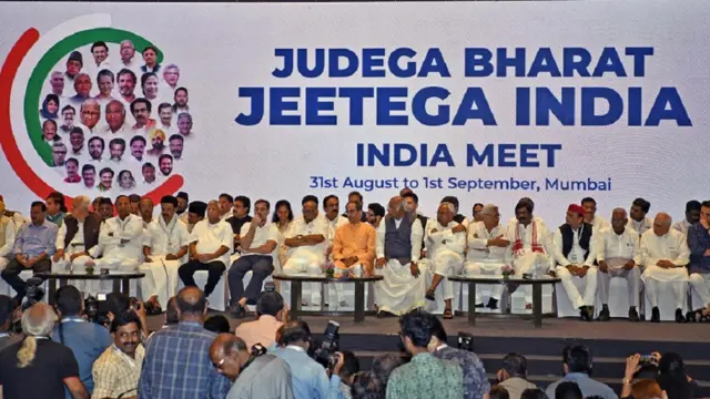 विपक्ष दलों के 'इंडिया' गठबंधन के नेता एक मंच पर
