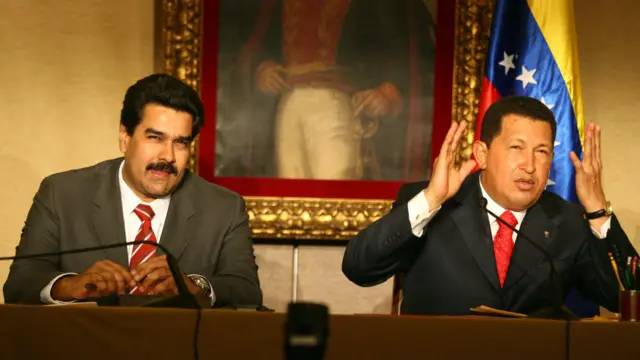 Nicolás Maduro y Hugo Chávez durante una rueda de prensa conjunta en París. 