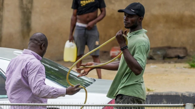 Man dey hold hose to sell petrol for anoda man