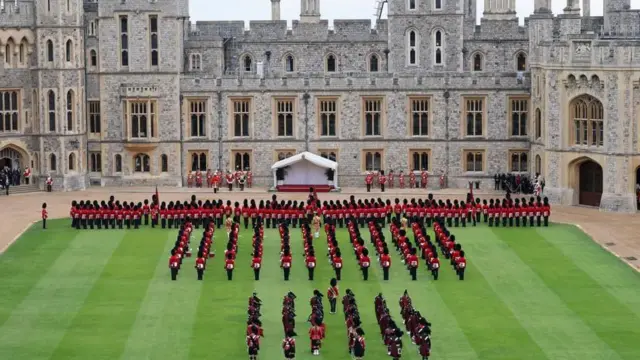 Bend svira tokom završnih priprema uoči svečanog dočeka i smotre ispred Vindzor zamka