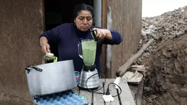 Justina membuat makanan di panci besar