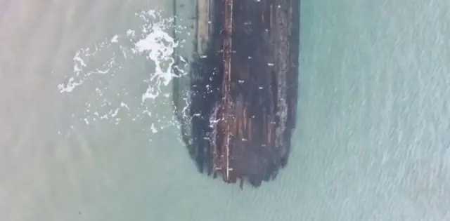 கனடாவில் கரை ஒதுங்கிய மர்ம கப்பல்