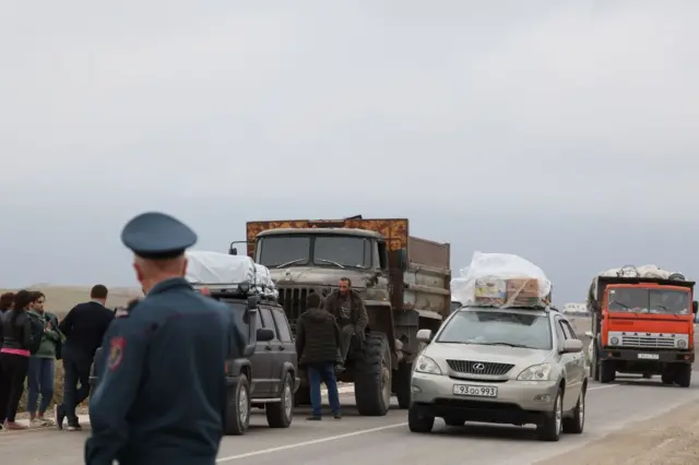 Los refugiados esperando después de cruzar la frontera y llegar a un centro de registro del Ministerio de Asuntos Exteriores de Armenia, cerca de la ciudad fronteriza de Kornidzor.