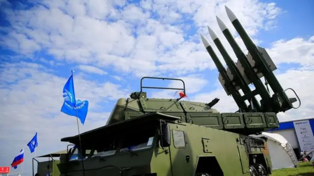 Украина аскерлери абадагы өтө жогорку бийиктиктеги буталарга каршы күрөштө негизинен С-300 жана "Бук" ракета аткычтарын колдонушат. Сүрөттө – Орусияга таандык "Бук" ракета аткычы.