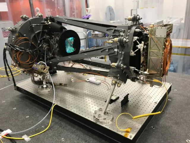 Прибор NISP с помощью инфракрасного излучения сможет замерить расстояние до отдаленных галактикальних галакик will measure the distance to galaxies