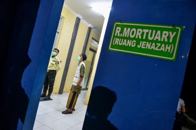 Keluarga korban ledakan menunggu proses autopsi dan identifikasi jenazah di Ruang Jenazah RSUD Pameungpeuk, di Kabupaten Garut, Jawa Barat.