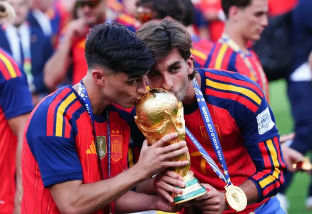 Los españoles Ferran Torres y Pedri celebran con el trofeo de la Copa Mundial de la FIFA tras la final de la Copa Mundial de la FIFA 2026 contra Argentina en el estadio de Nueva York-Nueva Jersey.