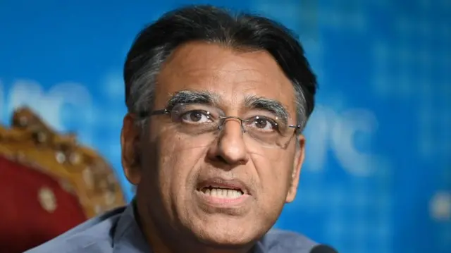 اسد عمر نے نہ پی ٹی آیی چھوڑنے کا اعلان کیا نہ ہی سیاست