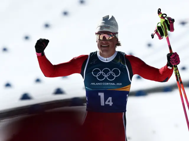 Johanes Hosflot Klaebo iz Norveške slavi pobedu u muškoj štafeti 4x7,5 km u skijaškom trčanju na Zimskim olimpijskim igrama Milano Kortina 2026, u Tezeru, Italija, 15. februara 2026.