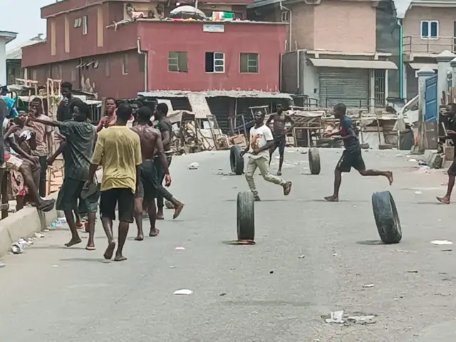 Awọn ọdọ kan sọ oju popo di papa isere bọọlu lagbegbe Osodi nilu Eko lasiko idibo apapọ to n lọ lọwọ.