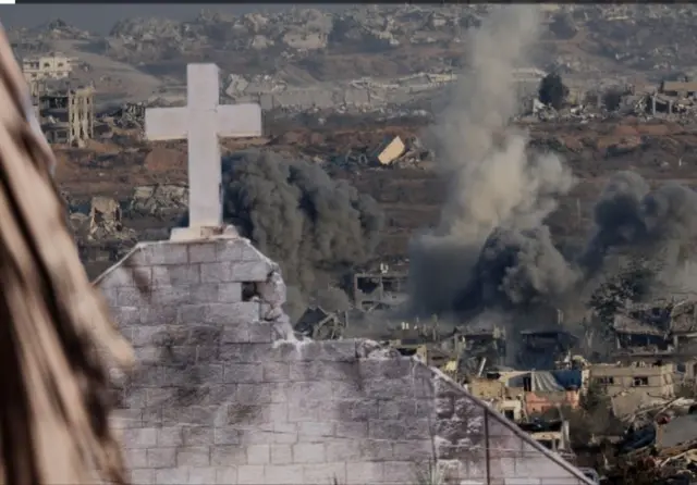 Igisenge cy'iyi kiliziya cyangijwe n'igitero cya Israel cyo ku wa kane