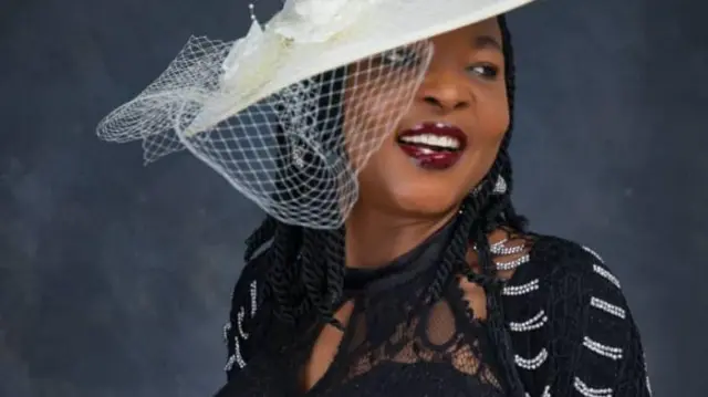 Ọ gwara anyị na egwu mbụ o mepụtara ihe onyonyoo ya bụ egwu ya nke atọ ọ kpọrọ 'Oge Eruwo' mana ndị mmadụ kwuru okwu adịghị mma oge o mechara ya bụ ihe onyonyoo nke mere ka ọ mata na ekike ya adịghị mma dịka onye na-eto eto.