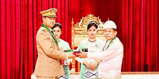 ဗိုလ်ချုပ်မှူးကြီးမင်းအောင်လှိုင်က စစ်ဘက်လက်ထောက် ဒုတိယဗိုလ်ချုပ်ကြီးမိုးမြင့်ဆွေကို ဂုဏ်ထူးဆောင်ဘွဲ့ချီးမြှင့်နေစဥ်