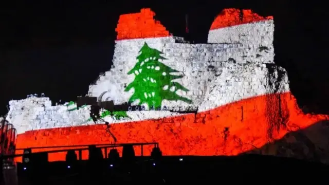 Calanka Lubnaan waxaa lagu soo bandhigay Qalcadda Beaufort ee qarniyadii dhexe (Qalaat al-Shaqif Arnoun) Luulyo 26, 2018, intii lagu jiray riwaayad uu sameeyay muusikiiste Lubnaan-Armenian ah, laxamiiste, iyo muusikiiste Guy Manoukian.