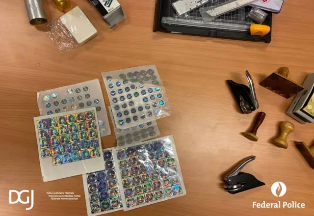 Sahte pasaport yapımında kullanılan malzemeler