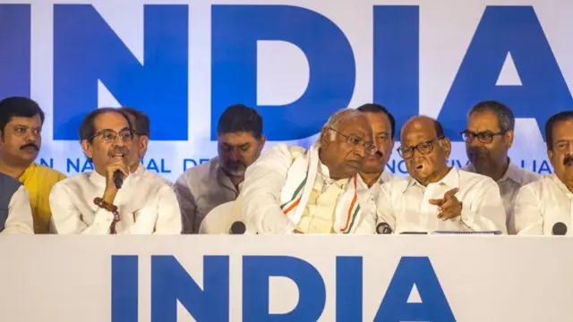 ईंडिया ब्लॉक के प्रेस कॉफ्रेस में सवालों के जबाब देते उद्धव ठाकरे