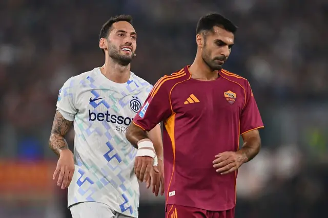Inter'de oynayan Hakan Çalhanoğlu ve Roma'da forma giyen Zeki Çelik