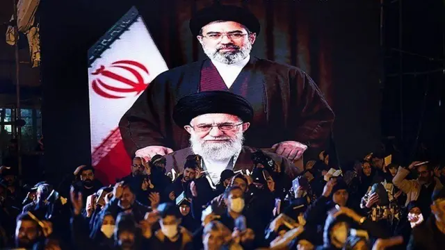 گروهی از مردم برای سوگواری کشته شدن علی خامنه‌ای و اقامه نماز در ماه رمضان گرد هم آمدند
