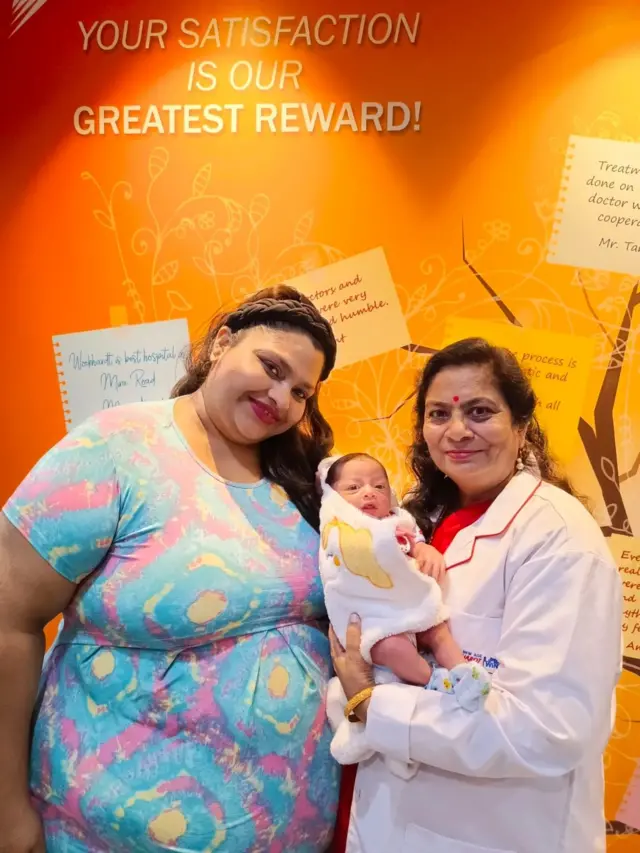 सिमोरा डिसूझा त्यांच्या बाळासह आणि सोबत डॉक्टर