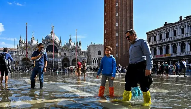 Le changement climatique engendre des conditions météorologiques extrêmes dans le monde entier, notamment des inondations, des incendies et des tempêtes