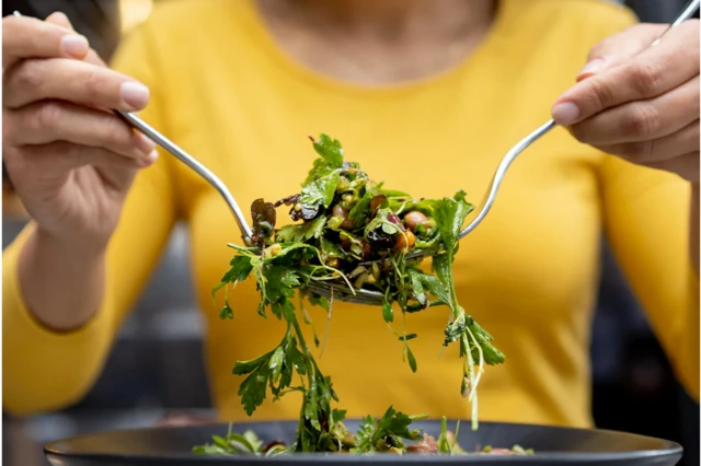 አረንጓዴ ምግቦችን መመገብ