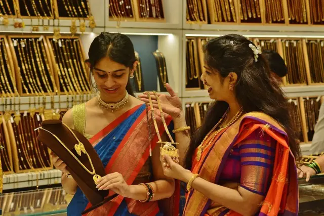 دوه مېرمنې د سرو زرو د خرڅلاو په یو دوکان کې 