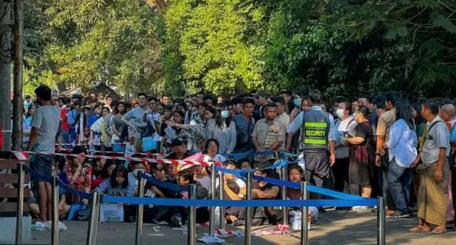 यंगून में थाईलैंड के दूतावास के बाहर जमा लोग