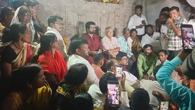 वंचित बहुजन आघाडीचे प्रमुख प्रकाश आंबेडकर यांनी भालेराव कुटुंबियांची भेट घेतली. 