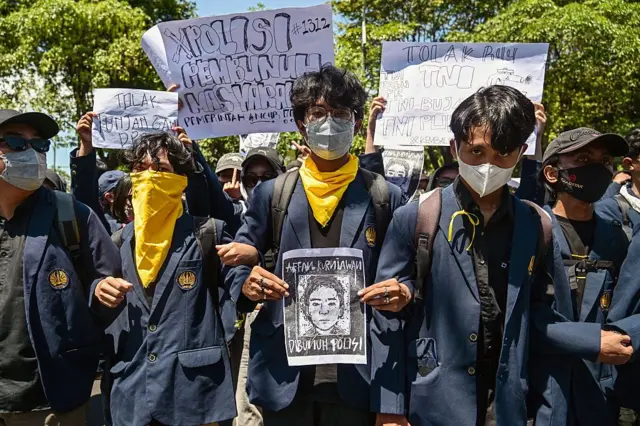 Sejumlah mahasiswa dengan gambar potret Affan Kurniawan, pengemudi ojek online yang meninggal dilindas kendaraan taktis Brimob
