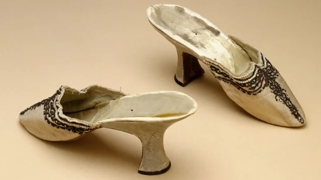 ਵੀ ਐਂਡ ਏ ਦੀ ਪ੍ਰਦਰਸ਼ਨੀ ਮੈਰੀ ਐਂਟੋਇਨੇਟ ਸਟਾਈਲ ਵਿੱਚ ਪ੍ਰਦਰਸ਼ਿਤ ਕੀਤੀਆਂ ਗਈਆਂ ਚੀਜ਼ਾਂ ਵਿੱਚੋਂ ਰਾਣੀ ਦੁਆਰਾ ਪਹਿਨੇ ਜਾਣ ਵਾਲੇ ਮਣਕਿਆਂ ਵਾਲੇ ਰੇਸ਼ਮ ਦੇ ਸਲੀਪਰ ਵੀ ਸ਼ਾਮਲ ਹਨ