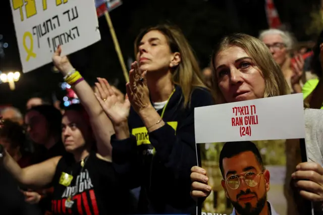Kobieta trzyma zdjęcie zabitego izraelskiego zakładnika Rana Gvilego, podczas wiecu wzywającego do natychmiastowego zwrotu wszystkich szczątek zakładników przetrzymywanych przez Hamas w Strefie Gazy. Plac Zakładników w Tel Awiwie, 29 listopada 2025 r. Zdjęcie: Reuters /Nir Elias 