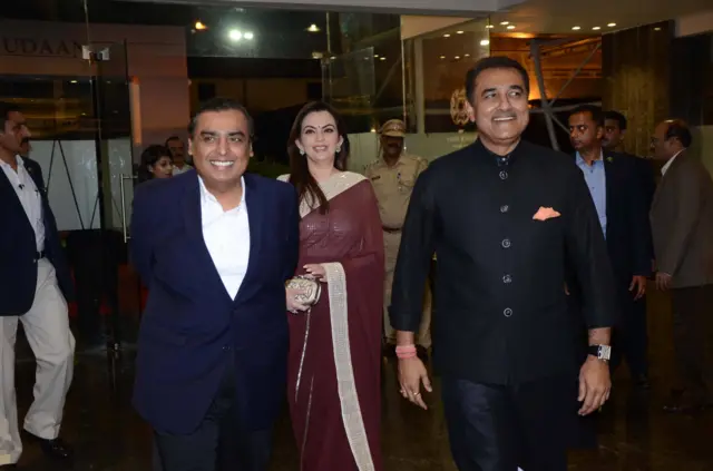 प्रफुल्ल पटेल मुकेश अंबानी यांच्यासोबत