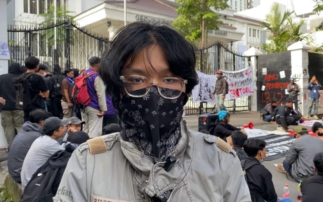 Levi, mahasiswa yang turut dalam demo tolak RUU TNI di Bandung, Jawa Barat, Kamis (20/03).