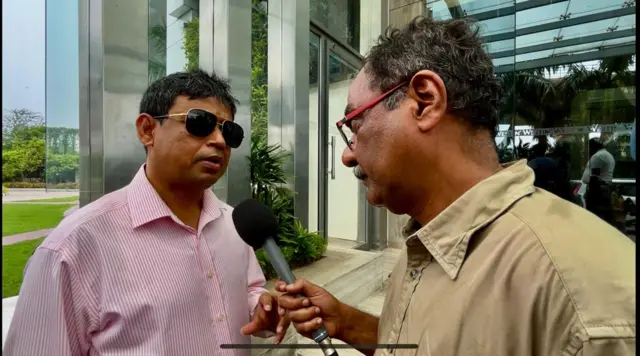 ঢাকা থেকে আসা গোয়েন্দা-প্রধান কলকাতায় বিবিসি বাংলার সঙ্গে কথা বলছেন 