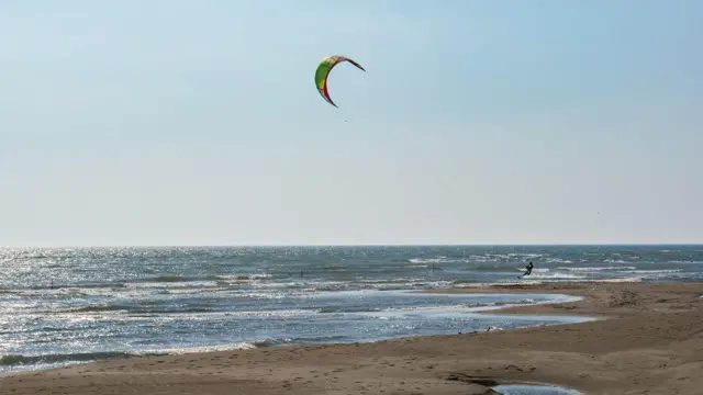 Surfovanje talasima uz zmajeve su posebna atrakcija na ulcinjskoj plaži