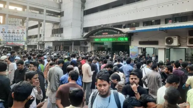 ওসমান হাদিকে ঢাকা মেডিকেল কলেজ হাসপাতালে আনার পর সেখানে অনেকে ভিড় করেন