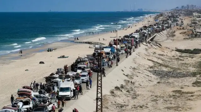 Hal waddo oo xeebta marta ayaa dadka loo furay inay ku qaxaan